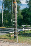  - Třídílný žebřík z lehké slitiny EN 131, klíčky 11. Long 3,50m. Skládané délka 1,36 m. Hmotnost 9,12 kg . Příčky 14. Long 4,34m. Skládané délka 1,64 m. Hmotnost 10,68 kg .